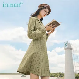 INMAN Herbst Winter Neue Ankunft Karo Anzug Koreanischen Stil Erstickte Taille Zweireiher Literarische Mode Dünnes Kleid 201126