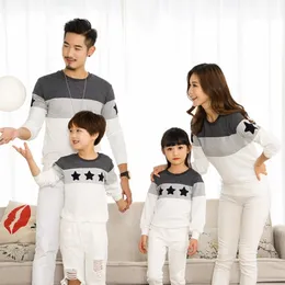 Family Matching Outfits Embroidery Star Cotton Men Women Child T-Shirt Family Look Fashion Mother Father Baby Boy Girl Clothes LJ201111