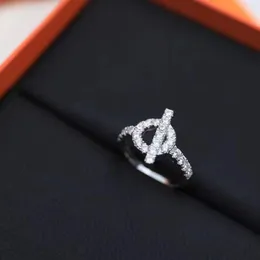 Projektanci mody pierścionek Lekki luksusowy projekt zamka obrączki trend osobowości Diamentowa litera Biżuteria damska prezenty Wszechstronny styl biżuterii bardzo dobry ładny hurt