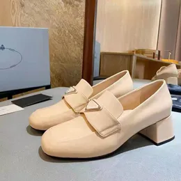Mode Kvinnors Sandaler Klassisk Rund Toe Klänning Skor Lyxig designer Låg Top Flat Heel Black Patent Läder Skor Ladies 35-40 Storlekar med låda