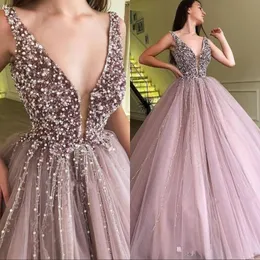 Neue sexy stürzende V -Hals -Perlenkristalle Quinceanera Prom Dusty Pink Tüll ärmellose Abendkleider formelle Party tragen billige Kleider