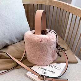 Axelväskor Bucket Bag Handväska Mode Faux Fur Vinter Kvinnor Crossbody Ladies Plush Hand Designers Bolsa Feminina Sac