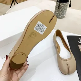 2022夏の女性のハーフスリッパの靴の靴サンダル高品質ソリッドレザー平らなヒールシューズスプリットトウ本革アウトソールC