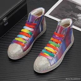 High Tops Designer dla mężczyzn Glitter Charm Rhinestone Buty przyczynowe Mokasyna Mokasiny Mężczyznę spacery