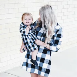 2020 Autumn Long Sleeve Christmas Plaid Family Matching Dress Outfits Mommy And Me Winter Dresses Mom Daughter Dress Clothing LJ201111