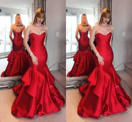 2022 Designer Red Satin Evening Formella klänningar Kvinnor Tiered Kjol Mermaid Style Strapless Corset Back Prom Homecoming Special Endan Dress Backless