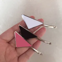 Hårklämmor Barrettes Hot Metal Triangle Hair Clip with Stamp Women Girl Triangle Letter Barrettes Fashion Hair Accessories High Quality