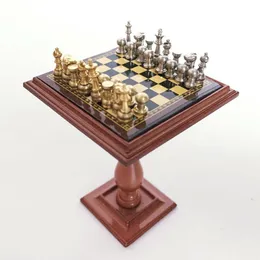 1:12 Accessori Dollhouse Set di scacchi in miniatura e pezzi di scacchi magneti da tavolo