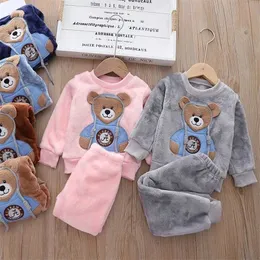 1-5Y Vinter Höst Varm Barn Pyjamas Ställ in Cartoons Bär Långärmad Baby Boy Girl 2st Outfits Flannel Kids Sleepwear Suit 211224