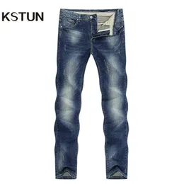Ciemnoniebieskie dżinsy Mężczyźni Stretch Slim Proste Regularne Fit Spring Casual Spodnie Dżinsowe Spodnie męskie Odzież męska Dżinsy Moda Marka G0104