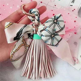 Läder Tassel Keychain Ring Gift för Kvinnor Tjejer Väska Pendant Bow Slips Charms Key Chains Smycken Porte Clef Keyring