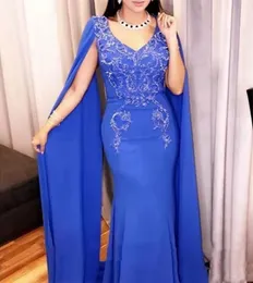 2022 Elegante Royal Blue Arabo Abiti da sera convenzionali Mantella con scollo a V Sirena Abiti da sera lunghi Pizzo Appliqued Celebrity Party Dress Prom Abiti per occasioni speciali