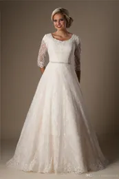 Bescheidene Vintage-Hochzeitskleider in A-Linie aus beigefarbener Spitze mit halben Ärmeln, Knöpfen auf der Rückseite, Schärpe, nicht weiß, kirchliche 1950er-Jahre-Zeremonie-Brautkleider. Neu