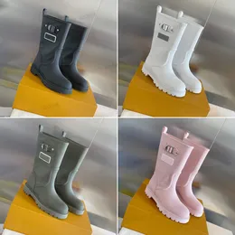 2023 Fashion Rain Boot Buckle Studs Graverad brevtryck Sko Kvinnor Territorium Flat Half nubuck läder Korta stövlar Toppdesigner damer