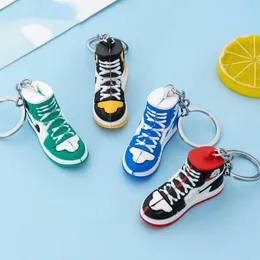 Nyckelringar Halsband Hotsäljande Ny stil Stereo Sneakers Nyckelringar Knapphänge 3d Mini Basketskor Modell Mjuk Plast Dekoration Present Nyckelring