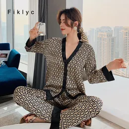 Fiklyc Women's Pajamasセットvネックデザイン高級クロスレタープリントスリープシルクのようなホーム服ナイトウェアサテンパジャマセット220309