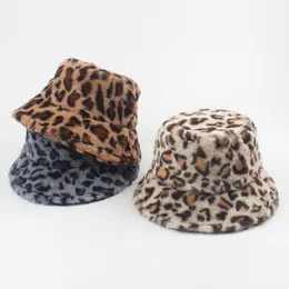 Wide Brim Hattar Versear Women Outdoor Warm Faux Fur Bucket Leopard Tryckt Fluffy Fisherman Hat Kvinna Flickor Fuzzy Caps Fashion Casual Hat1