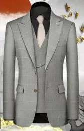 ブランドの新しいライトグレーチェッカーグロールタキシードピークラペル2ボタングリーンマンの結婚式タキシードスリムフィット男性プロムジャケットブレザー3ピーススーツ（ジャケット+パンツ+ネクタイ+ベスト）2004