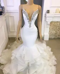 2021 Suknie ślubne arabskie Syrenki Luksusowe V Neck Crystals Satin Bridal Dresses Organza Wielowarstwowe Spódnice Koronki Suknie Ślubne