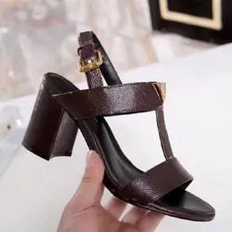 2020 Продам хорошо классические сандалии леди леди леди сандалии металлические пряжки большой размер кожаные на высоком каблуке женская обувь с 35-41 с коробкой 1702