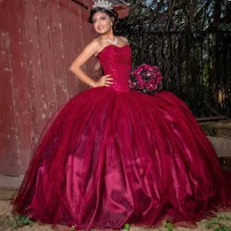 2021 Burgundy Stropless Quinceanera Dress Organza Ball Gown Lace Beaded Corset Back Sweet 16 Dress Prom Formal Evening Gowns Pageant Kvinnor