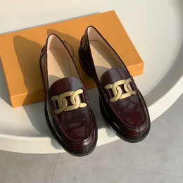 Burgundia Catena Klasyczny Kate Mokasyny Buty Polerowane Prawdziwej Skóry Calfskin Złote Łańcuchy Mieszkania Damskie Luksusowe Projektanci Płaska Dresja Damska Obuwie Fabryczne Obuwie