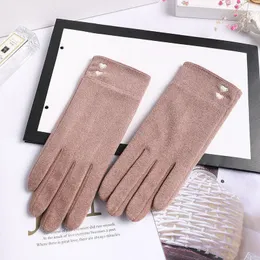 Guantes de cinco dedos para mujer, sección delgada de invierno, mantiene el calor, pantalla táctil, bordado de corazón femenino, estilo elegante, guantes de conducción a prueba de viento1