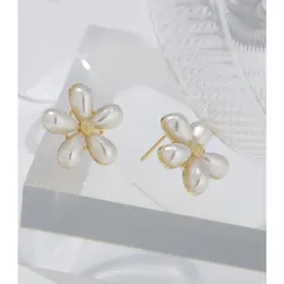 Snygga simulerade pärlor blomma stud örhängen Eleganta örhängen Smycken för kvinnor Orecchini Donna Tillbehör Present 2020