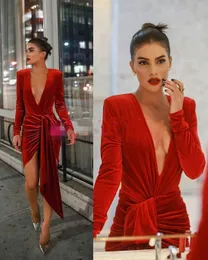 2020 New Vermelho Bainha De Veludo Vestidos De Celebridade Com Frente Split Deep V Neck Curto Manga Longa Tapete Vermelho Vestidos De Party Vestidos De Noite