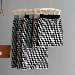 GigogoU Luxury Jacquard Knit Sweater Skirt Elastic Band High Waist Midi Pencil Bodycon Women long s Jupe Femme Faldas 220224