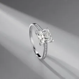 Melhor venda S925 Silver D Color Simulação Transparente Moissanite Anel Micro-Conjunto Multi-Diamante Luz Luxo Jóias Femininas
