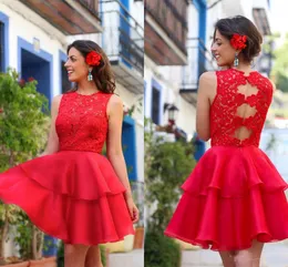 Red Short Prom Klänningar Appliques Lace Jewel Neck Hollow Tillbaka Tiered Mini Cocktailkolan Homecoming Dress