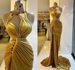 Guld Velvet Prom Klänningar Elegant Ruched Long Sweep Train Mermaid Evening Party Gowns Side Slit High Neck Crystals Beading Ärmlös Arabisk Robe de Soiree CG001