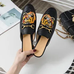 2022 Designer Womens äkta läder loafers tofflor tofflor med spänne mode kvinnliga mens princetown damer casual mules lägenheter neww 34-41