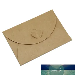 50 sztuk / partia 7.2 * 10.5 cm Vintage Kraft Paper Serce Klamra Mini Koperty DIY Prezent Zaproś Zaproś Karty Pakiet Koperta Na Urodziny Ślubne