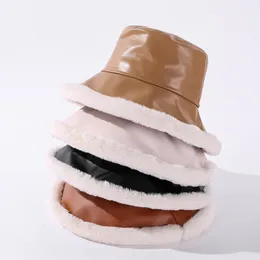 2020 Ny mode höst vinter svart PU läder hink hatt Kvinnor Faux Fur Tjock varmt plysch Rim Patchwork Fisherman Cap grossist