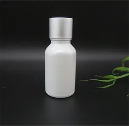 Утечка белого белого стекла Эфирные масла Стеклянная бутылка с сияющим серебряным винтом внутренней штекер