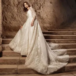 Ivory Zroszony Koronki Suknie Ślubne Bateau Neck Linia Appliqued Pół Rękawy Suknie Ślubne Tulle Court Train Robe de Mariée