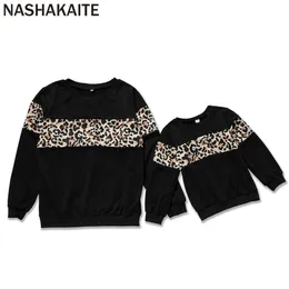 Nashakaite Mamãe e filha combinando roupas Leopard Impresso Correspondência de Moletom para Mãe Filha Família Correspondência Roupa LJ201111