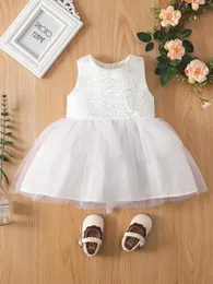 Baby-Kleid mit Blumen-Jacquard-Mesh-Saum SIE