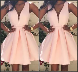 Klassisk Rosa Korta Homecoming Klänningar En Linje V Nackremmar Mini Enkel Satin Cocktail Party Slitage För Kvinnor Tjejer Prom Special Occasion Dress