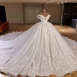 2022 Designer Lace Ball Gown Bröllopsklänningar av axelremmar Sweetheart 3D Floral Applique Chapel Tåg Bröllopklänningar CG001