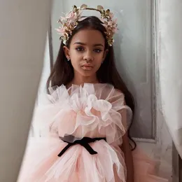 2021 Nuevo barato Blush Pink Tulle Girls Vestidos del desfile Princesa sin tirantes Alto Bajo Volantes en niveles Niños Vestido de niñas de flores Cumpleaños 272m
