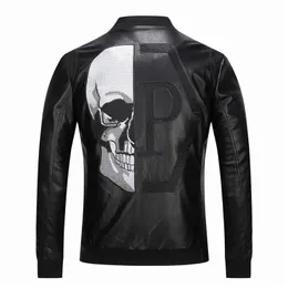 Skull Rhinestones Pu Jackets Men Black High Street Stand-Neck dragkedja Rib Sleeve Streetwear Motorcykel Faux Leather Coats 220115