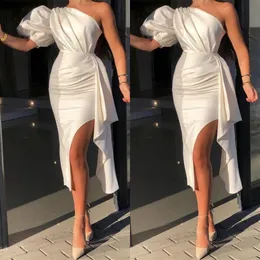 2023 Sexy Curto Feminino Branco Vestidos de Cocktail Bainha de Um Ombro Vestidos de Baile Comprimento do Chá Dividido Lateralmente Vestido de Festa Plus Size Vestidos Formais de Baile com Babados