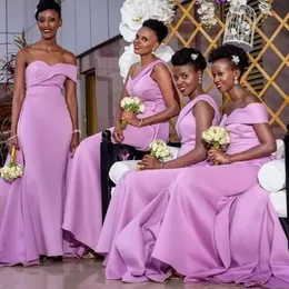 2022 Sexy African Różowy Długie Suknie Druhna Off Ramię Overtkirts Satin Mermaid Wedding Guest Wear Party Dress Plus Size Maid of Honor Suknie