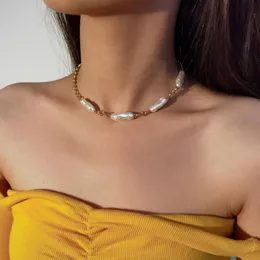 女性ヴィンテージパンクゴールドカラーネックレスカップルの女性ジュエリーのための新しいミニマリストのバロックの不規則な真珠の切り棒のネックレス