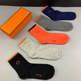 2021 Designer mens meias rua moda esportes confortável bela brincadeira respirável tubo médio outono meias de inverno meias