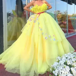 Pretty Yellow Feather Quinceanera Suknie Dla Dziewczyn Kwiaty Aplikacje Sweetheart Bez Rękawów Długie słodkie 16 sukienek Quinceañera Vestidos de XV Años 2022 Prom Suknie