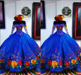 2022 Vintage Königsblaues mexikanisches Sweet-16-Kleid mit Charro-Blume besticktem Satin, schulterfrei, Quinceanera-Kleid, Illusion, langärmelig